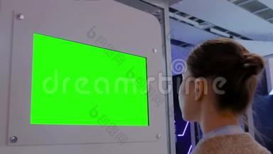 绿色屏幕概念-女人看空白绿色<strong>展示墙</strong>展览